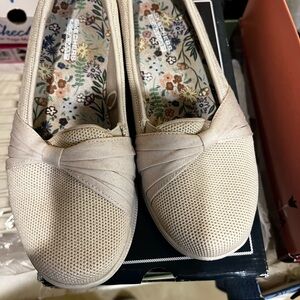 Skechers Women's Beige Flats with Floral Insole